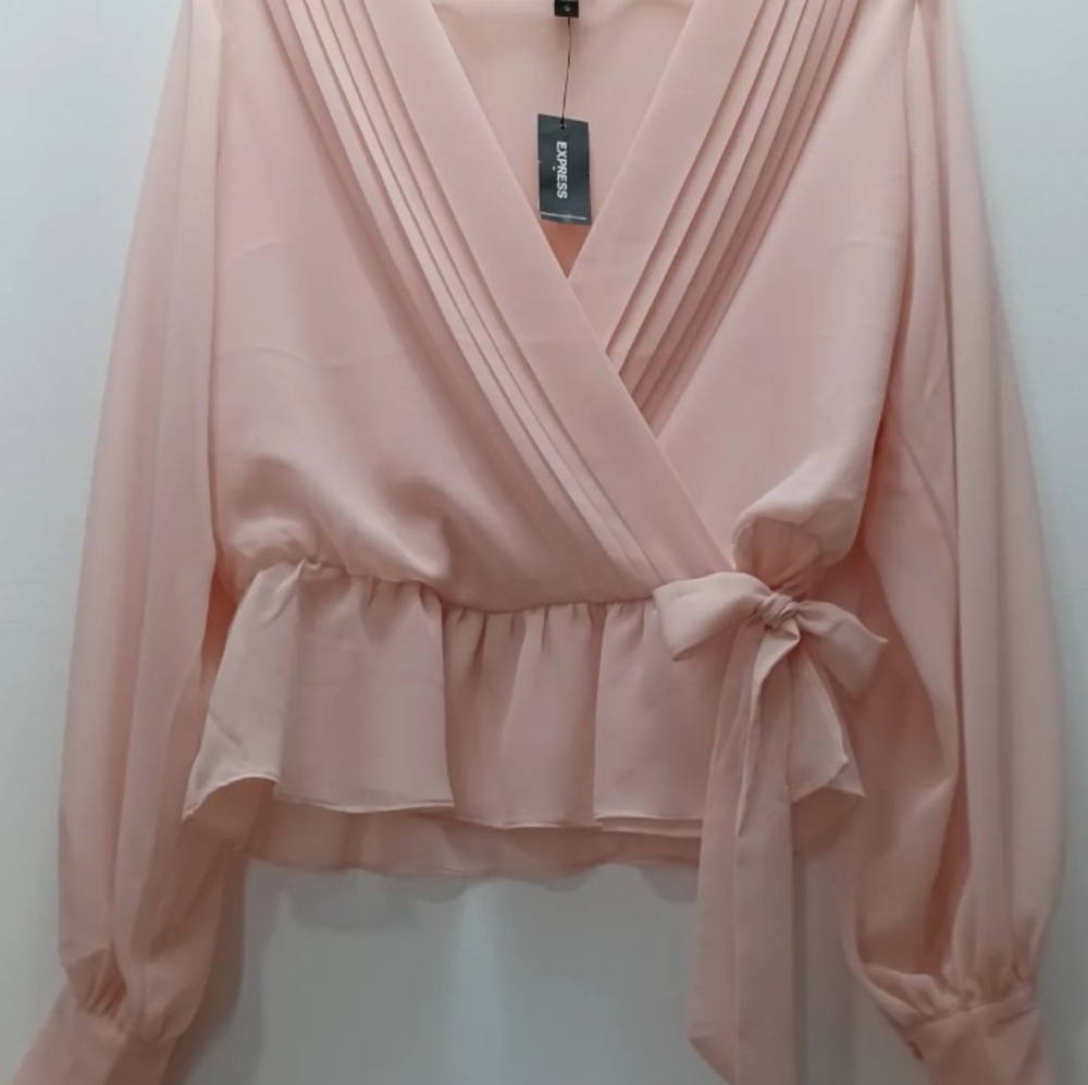 Elegant Blouse, Tie On The Right Side And Long Sleeves In The Shape Of A Bulb